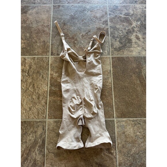 Skims Seamless Sculpt Mid Thigh Bodysuit Clay
Size Small - Picture 8 of 11